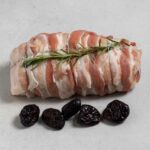 Pollo lardellato con prugne